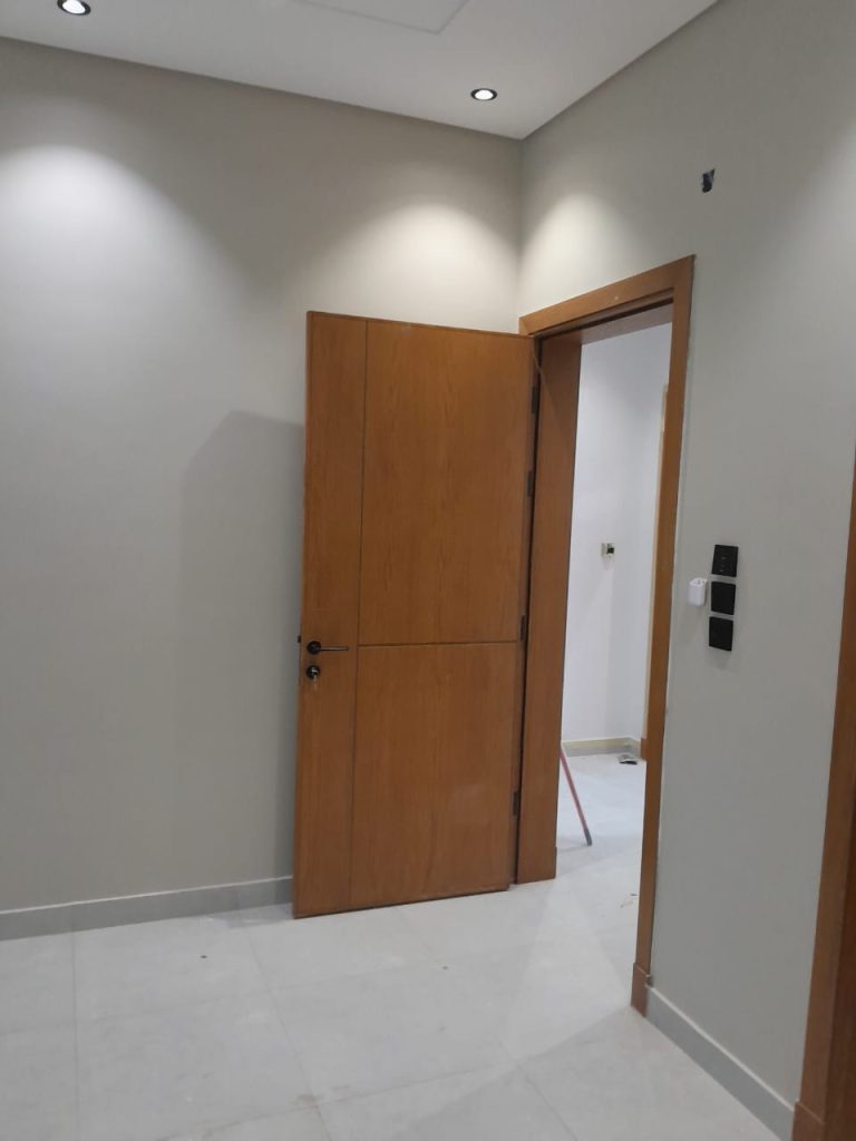 معلم دهانات محترف في جدة ينفذ جميع أعمال الدهانات والديكورات الداخلية والخارجية بجودة عالية