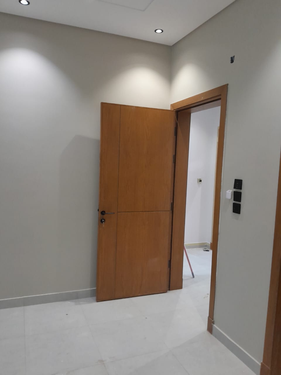 معلم دهانات محترف في جدة ينفذ جميع أعمال الدهانات والديكورات الداخلية والخارجية بجودة عالية