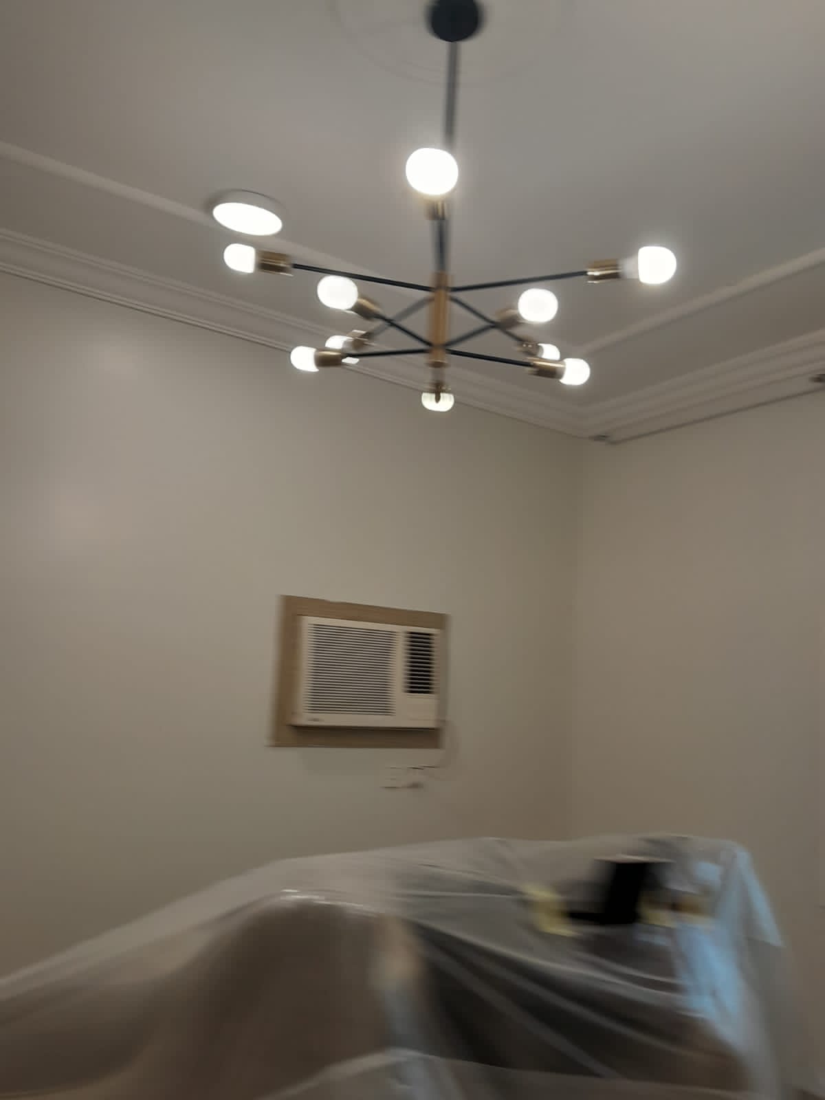 معلم دهان محترف في جدة يقوم بتنفيذ دهانات داخلية وخارجية بجودة عالية وتشطيبات عصرية