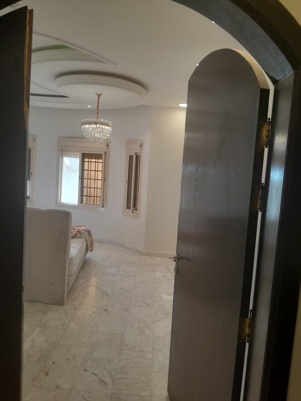 فني بوية في جدة ينفذ أعمال دهانات داخلية وخارجية وتشطيبات احترافية بجودة عالية