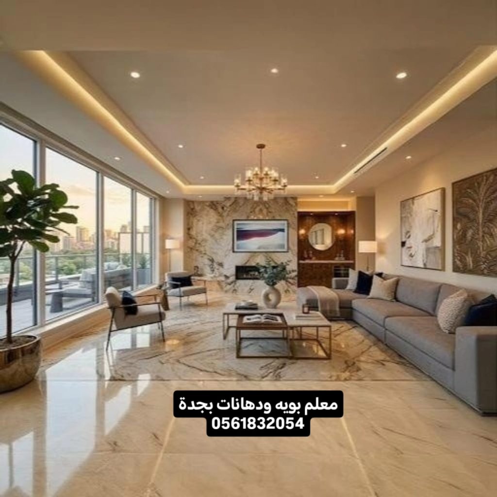 صورة توضح مهارة فني دهانات منازل محترف في جدة أثناء طلاء جدران داخلية بأحدث الألوان، مع توفر خصم 18% على كافة أعمال التشطيب والديكور.