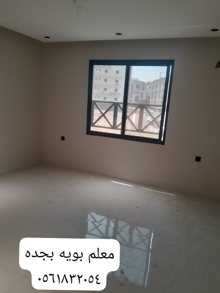 صورة توضح معالجة التشققات وتقشر الجدران قبل تنفيذ مراحل ترميم بويات المنازل بجدة، مع خصم 18% من لمسات.