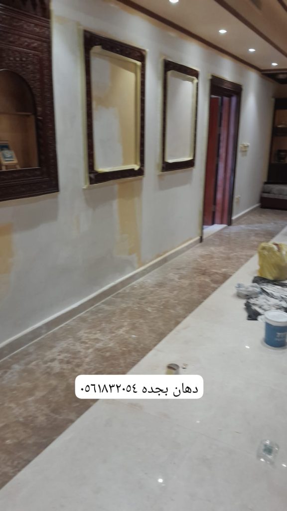 صورة توضح أسباب الرطوبة وإزالة الطبقات التالفة قبل تنفيذ كيفية معالجة تقشر الدهان بجدة، مع خصم 18% من لمسات.