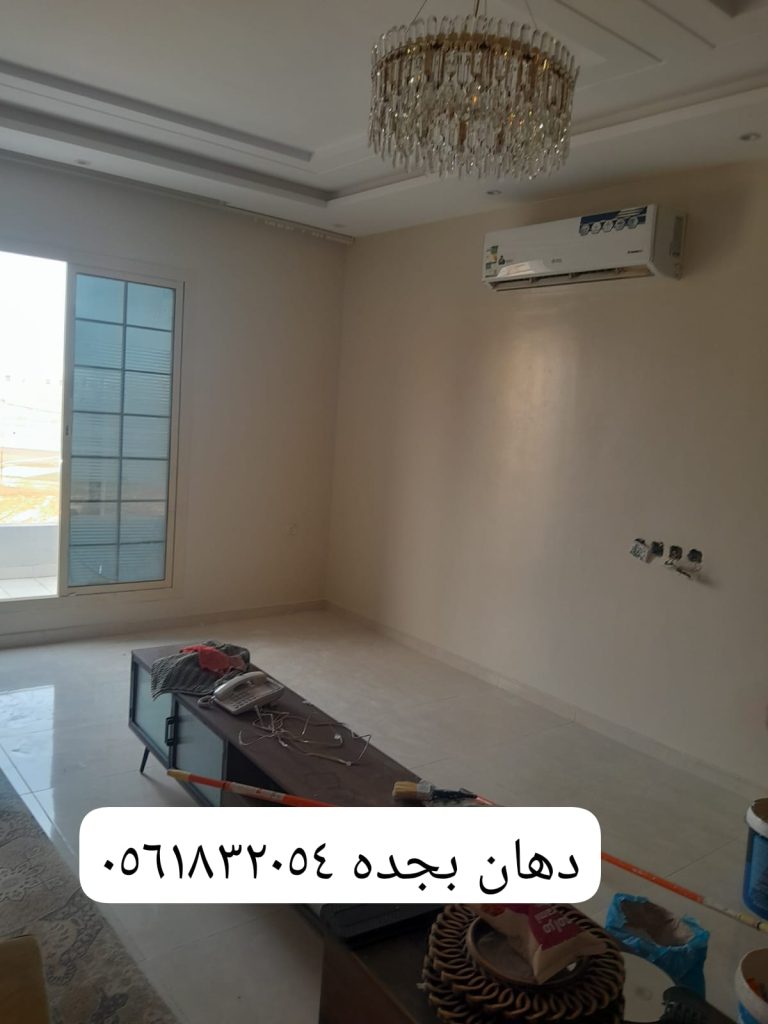 صورة توضح خطوات معالجة وتقشير الحوائط التالفة قبل بدء علاج رطوبة جدران الشقق بأحدث المواد العازلة، مع خصم 18% من لمسات للمقاولات.