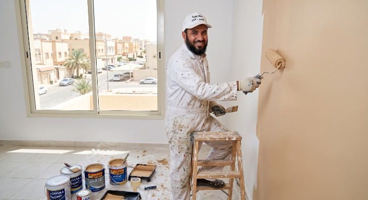 صورة تظهر إصلاح تقشر الحوائط وتجهيز السطح بدقة قبل بدء العمل بواسطة معلم بوية ودهان في التيسير، مع خصم ١٨٪ من لمسات.